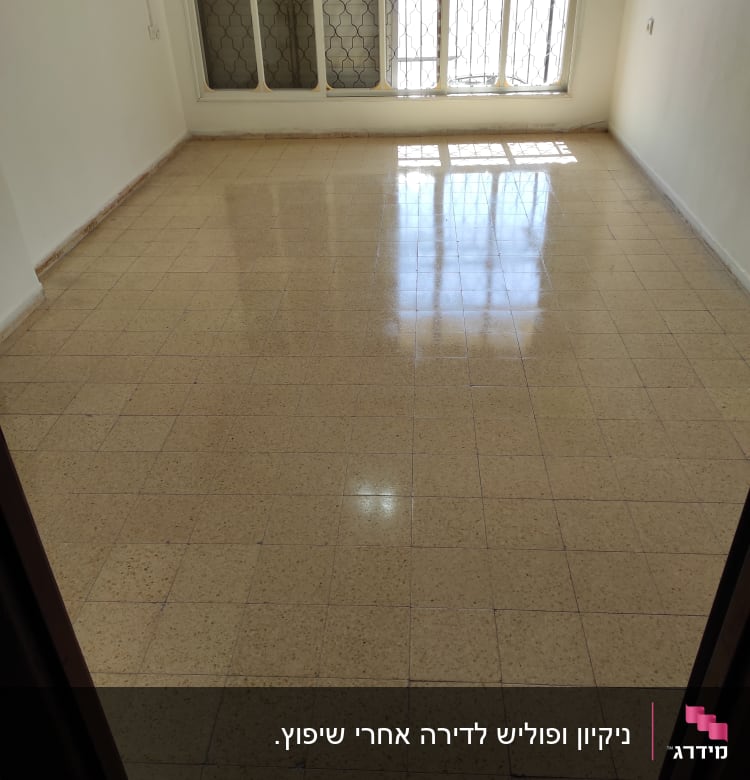 רצפה נקייה ומבריקה בחדר ריק עם חלון גדול